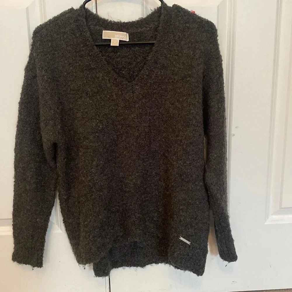 Michael Kors V neck knit sweater size medium gray long sleeve winter cozy